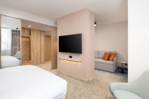 Junior Suite, 1 King Bed with Sofa bed, Non Smoking, City View | In-room safe, soundproofing, iron/ironing board, rollaway beds