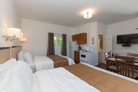 Chalet, 2 Double Beds, Balcony | Desk, free WiFi, bed sheets