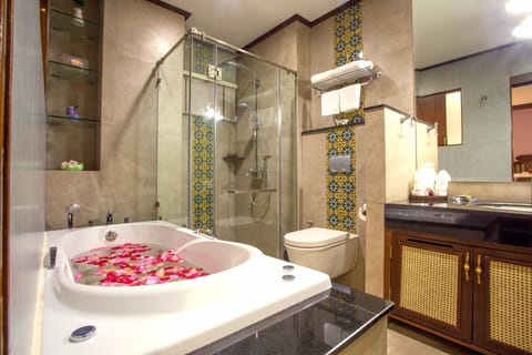 Grand Suite | Bathroom | Free toiletries, hair dryer, bathrobes, slippers