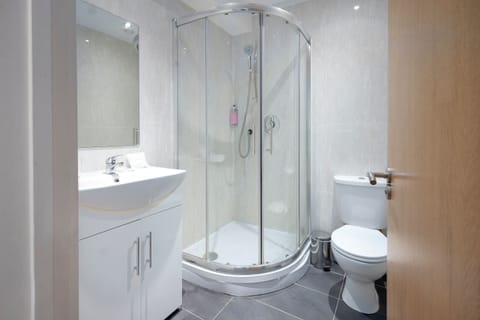 Superior Double Room, Ensuite | Bathroom | Shower, free toiletries, hair dryer, towels