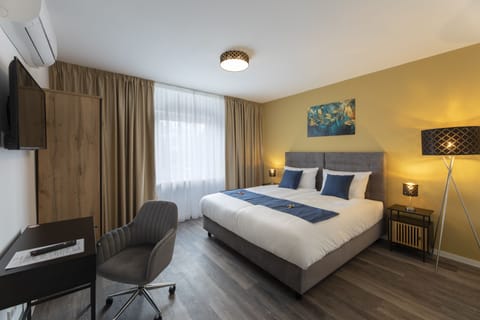 Deluxe Double Room | Egyptian cotton sheets, premium bedding, Select Comfort beds, desk