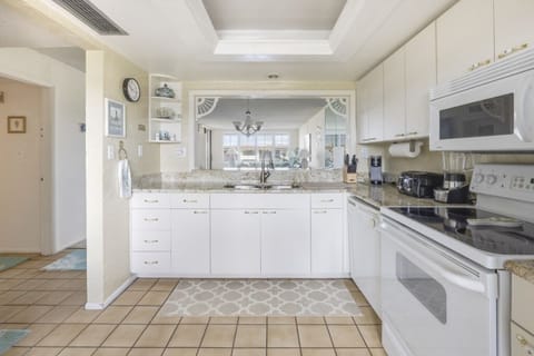 Condo, 2 Bedrooms | Private kitchen