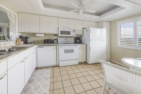 Condo, 2 Bedrooms | Private kitchen