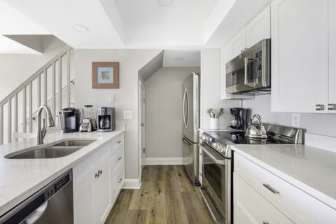 Condo, 3 Bedrooms | Private kitchen