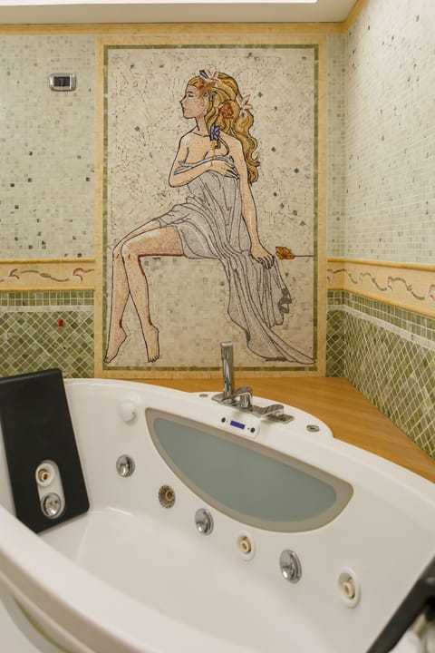 Junior Suite | Bathroom | Hair dryer, slippers, bidet, towels