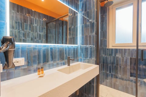 Design Triple Room, Courtyard View | Bathroom | Shower, rainfall showerhead, hair dryer, bidet