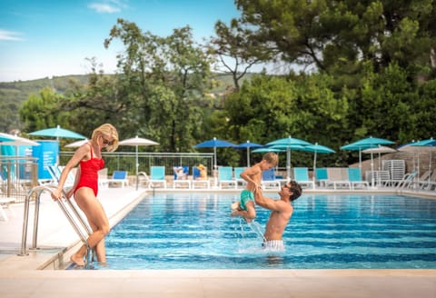 Seasonal outdoor pool, pool umbrellas, sun loungers