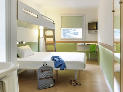 Triple Room, Multiple Beds | Desk, laptop workspace, soundproofing, iron/ironing board