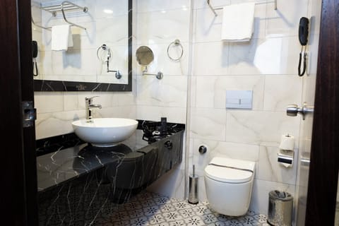 Superior Large Room | Bathroom | Free toiletries, hair dryer, slippers, towels