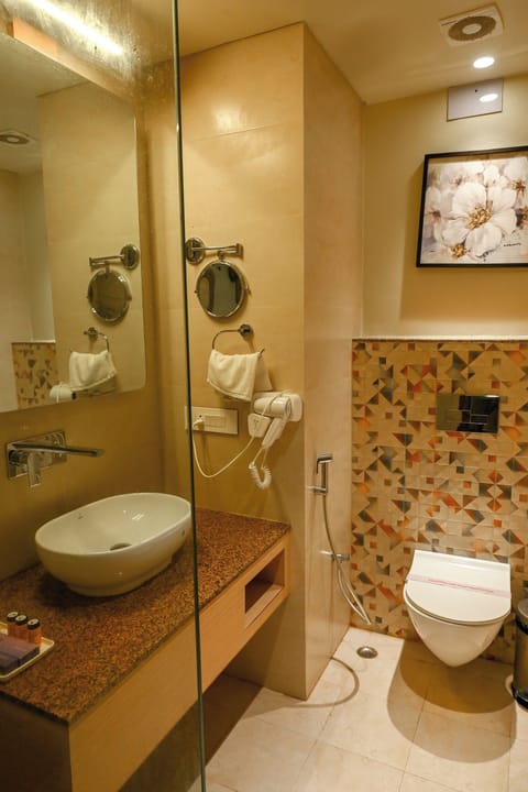 Premium Room | Bathroom | Shower, free toiletries, slippers, towels