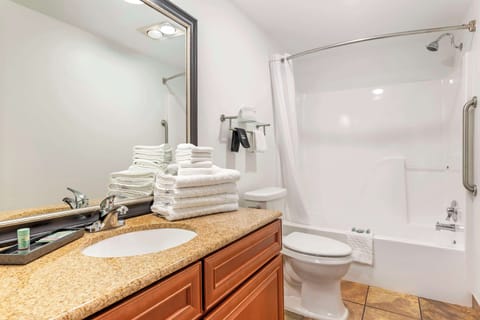 Standard Room, 1 King Bed, Non Smoking, Kitchenette | Bathroom | Combined shower/tub, free toiletries, hair dryer, towels