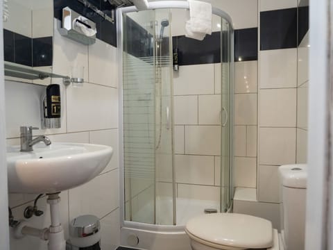 Economy Double Room | Bathroom | Hair dryer, towels, soap, shampoo