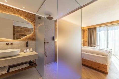 Deluxe Double or Twin Room, Balcony, Mountain View | Bathroom | Free toiletries, hair dryer, bathrobes, towels