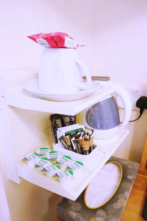 Single Room, Ensuite | Food and drink