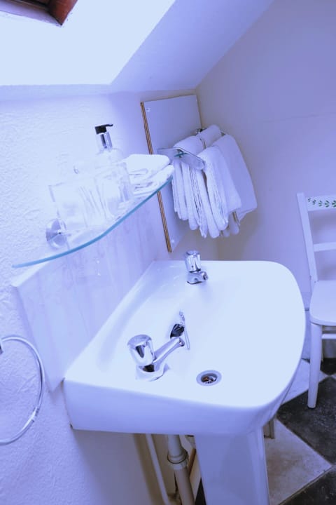 Twin Room, Ensuite | Bathroom