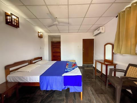 Comfort Room | Premium bedding, desk, laptop workspace, free WiFi