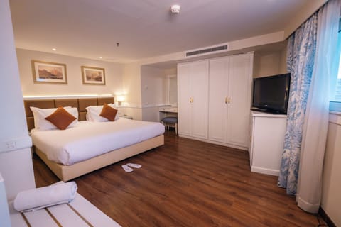 Junior Suite, River View | Minibar, in-room safe, blackout drapes, WiFi