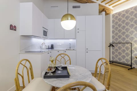 Deluxe Studio | Private kitchen | Fridge, microwave, oven, dishwasher