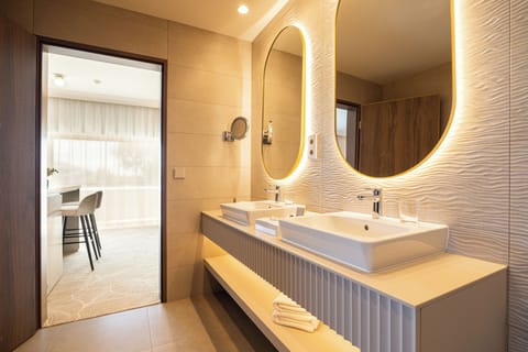 Exclusive Suite | Bathroom | Bathtub, free toiletries, hair dryer, slippers