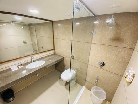 Superior Double Room, 1 Queen Bed, Non Smoking, Courtyard View | Bathroom | Shower, towels, soap, shampoo