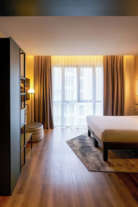 Executive Room, 1 Queen Bed | Premium bedding, memory foam beds, minibar, laptop workspace