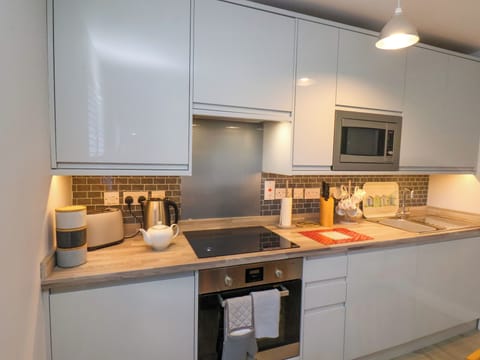 Cottage | Private kitchen | Fridge, dishwasher, electric kettle, toaster