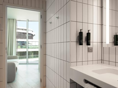 Shower, rainfall showerhead, free toiletries, hair dryer