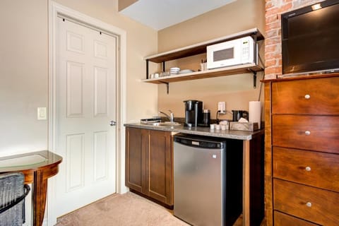 Standard Room | Private kitchenette | Coffee/tea maker