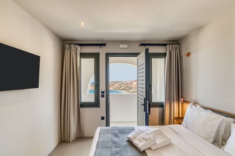 Double Room with Sea View | In-room safe, blackout drapes, soundproofing, iron/ironing board