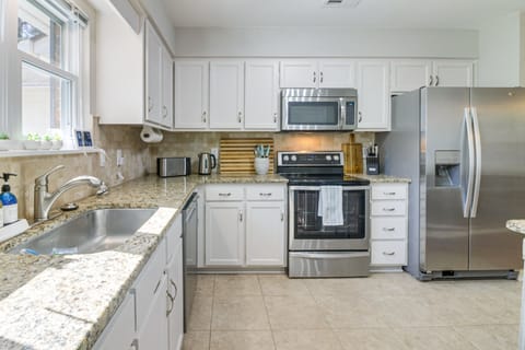 House (3 Bedrooms) | Private kitchen | Microwave, oven, stovetop, dishwasher