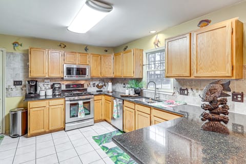 House (4 Bedrooms) | Private kitchen | Microwave, oven, stovetop, dishwasher