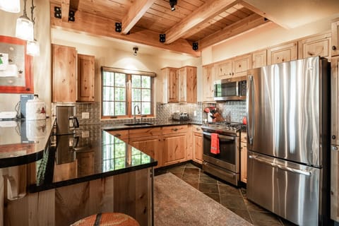 House, 4 Bedrooms | Private kitchen | Coffee/tea maker