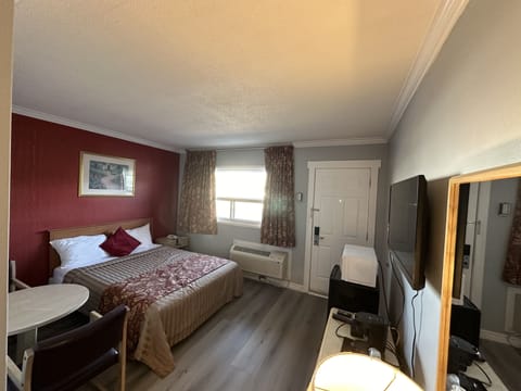 Single Queen Room | Blackout drapes, soundproofing, iron/ironing board, free WiFi