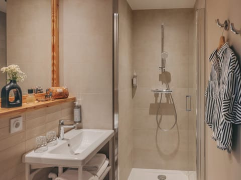 Superior Room | Bathroom | Shower, towels, soap, shampoo