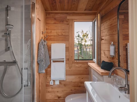 Garden Bedroom , 1 Queen Bed with Sofa bed | Bathroom | Shower, towels, soap, shampoo