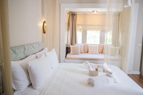 Deluxe Room ( bay window ) | Premium bedding, minibar, in-room safe, soundproofing