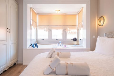 Jacuzzi Deluxe | Premium bedding, minibar, in-room safe, soundproofing