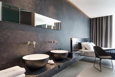 Panoramic Room | Bathroom | Shower, rainfall showerhead, designer toiletries, hair dryer