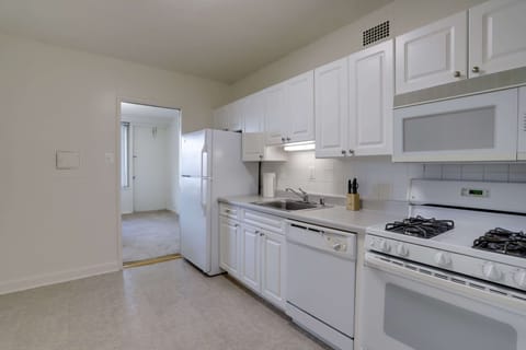 Business Apartment | Private kitchen | Fridge, microwave, oven, dishwasher