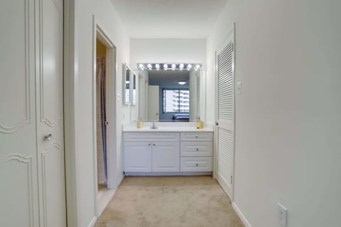 Business Apartment | Bathroom | Rainfall showerhead, hair dryer, towels, soap