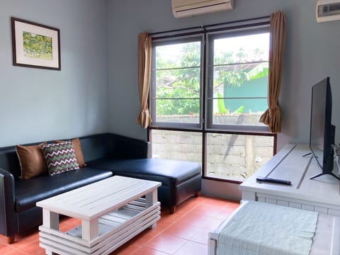 Deluxe Room, 1 Double Bed | Living area | 32-inch flat-screen TV with cable channels, TV