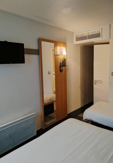 Triple Room | Desk, soundproofing, iron/ironing board, free WiFi