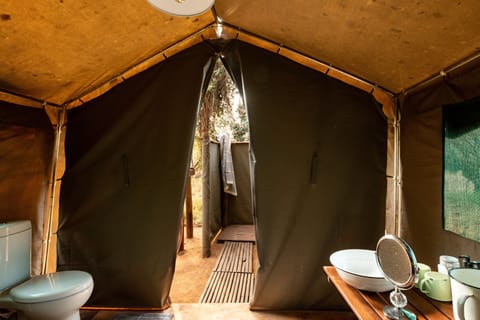 Basic Tent | Bathroom | Shower, towels, soap, shampoo