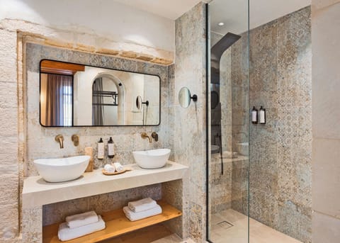 Family Suite | Bathroom | Eco-friendly toiletries, hair dryer, bathrobes, slippers