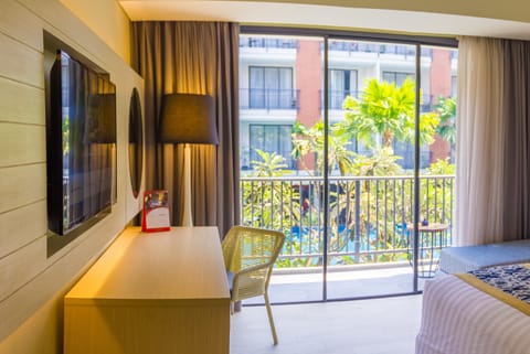 Grand Deluxe, Pool View | Minibar, in-room safe, desk, laptop workspace