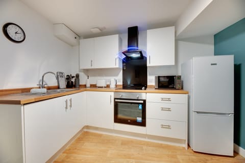 Apartment | Private kitchen | Full-size fridge, coffee/tea maker