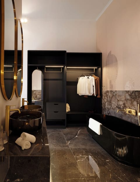 Executive Junior Suite | Bathroom | Free toiletries, hair dryer, bathrobes, slippers