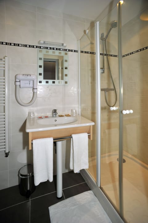 Triple Room | Bathroom | Shower, hair dryer, towels