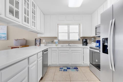 House, Multiple Beds (Moon Tide Cottage) | Private kitchen | Oven, toaster, paper towels