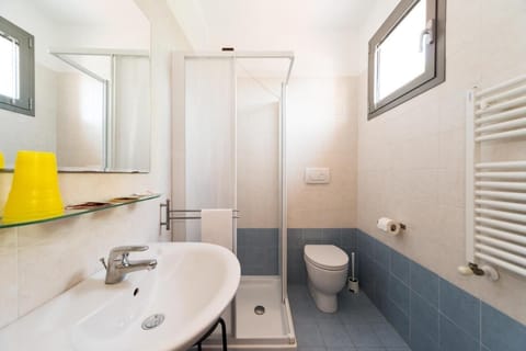 Shower, rainfall showerhead, free toiletries, hair dryer